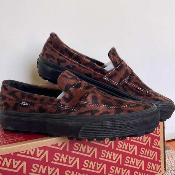 Van’s WMNS Style 53
Leopard Brown/Black
VN000CQPY49
Sneakers - Picture 5 of 16